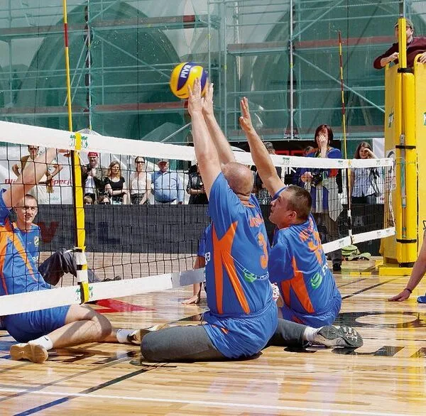 Filet de volley assis HUCK pour le para-volley avec poteaux en arrière-plan