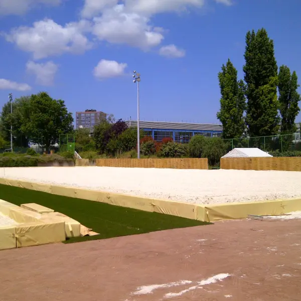 Création espace sable éphémère - Beach-volley