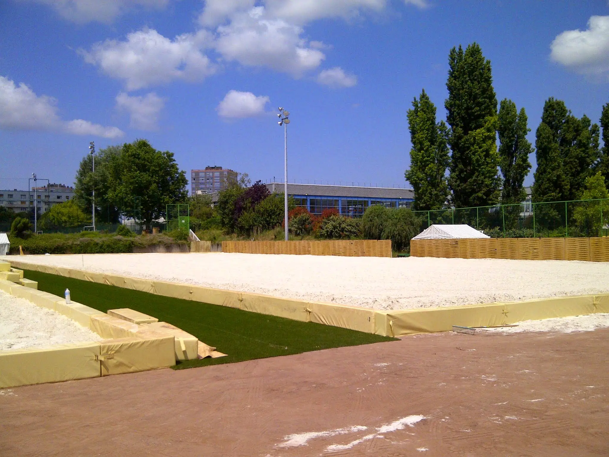 Création espace sable éphémère - Beach-volley