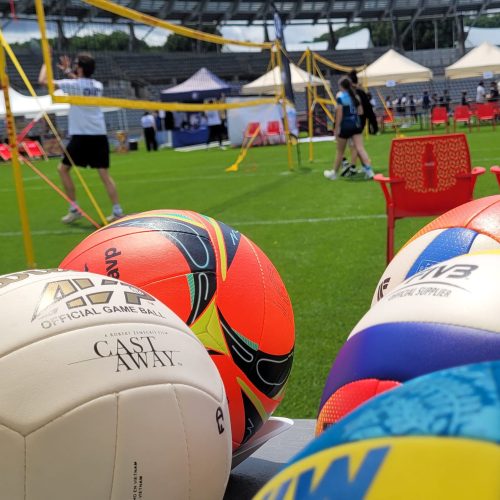 Ballon de volley et green à Charlety